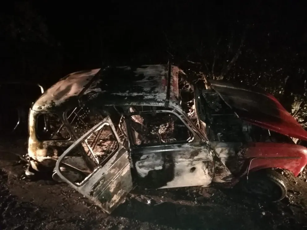 El vehículo quedó totalmente destruido. 