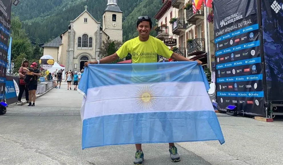 En Chamonix y con la bandera argentina. Santos Rueda corre en Mont Blanc.