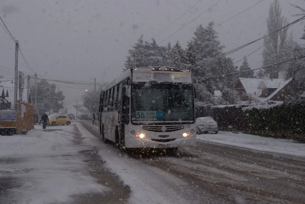 La nieve complica el tránsito en las rutas de la región