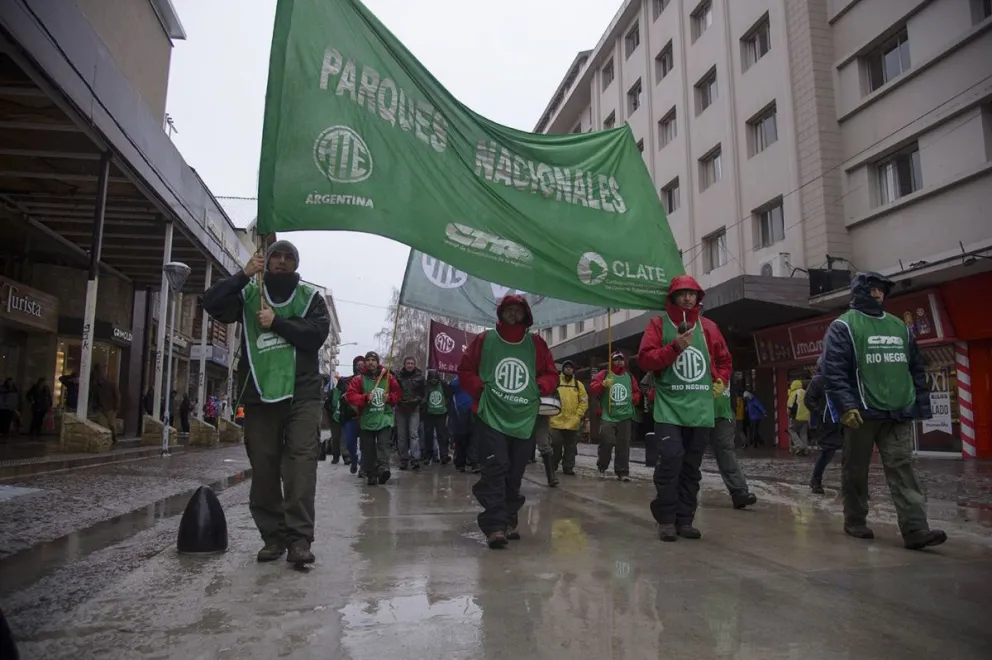 Bajo la nieve, marcharon para exigir un aumento en el salario vital y móvil