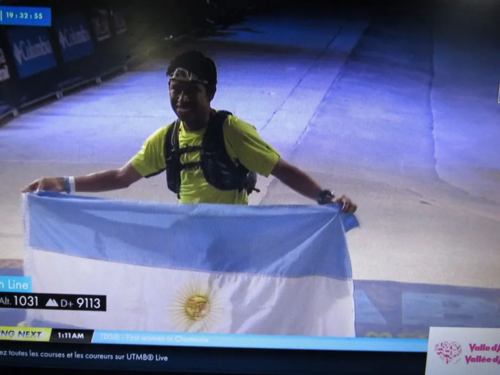 Santos y la bandera argentina, en la meta.
