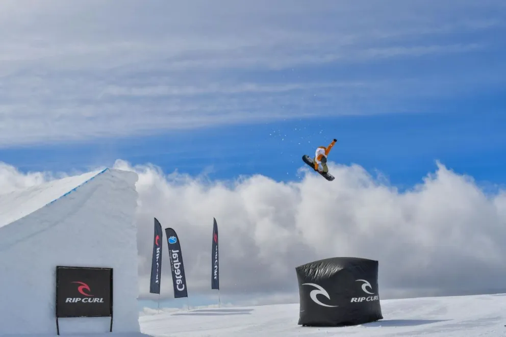 Los mejores snowboarders de la región se encuentran en el Big Air del Cerro Catedral para el Rip Curl PRO