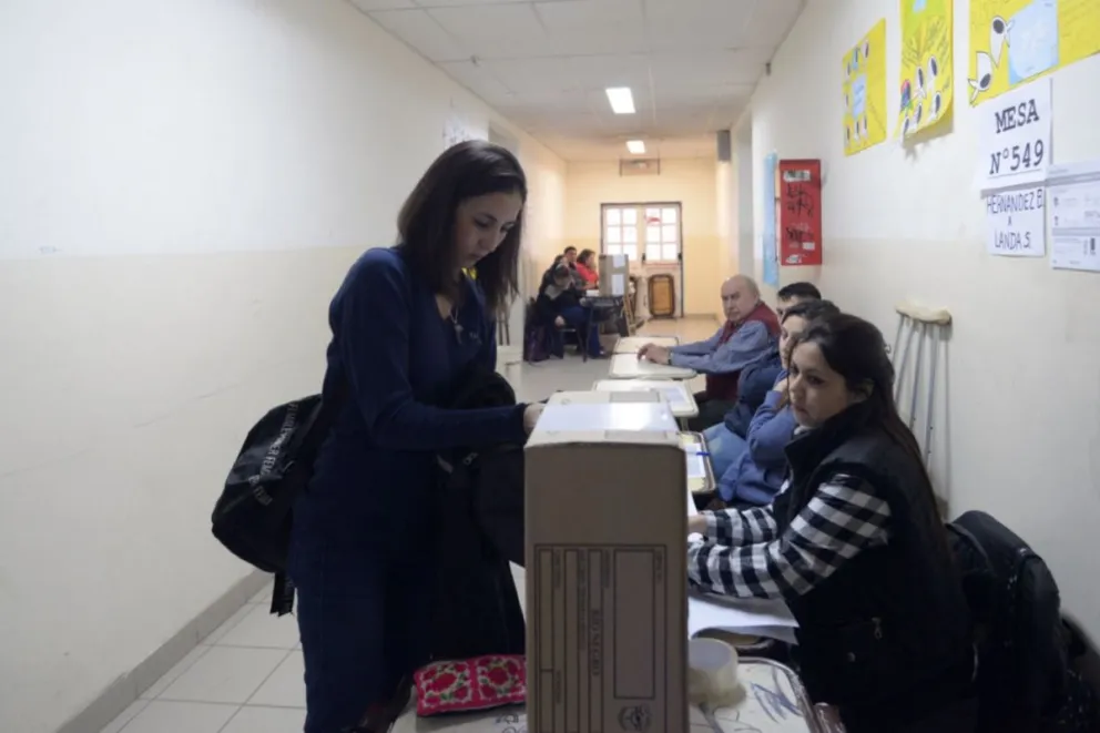 Bajo un cielo nublado, los vecinos de Bariloche comenzaron a votar