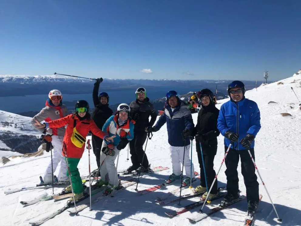 "Tokio" eligió la nieve del cerro Catedral para disfrutar del esquí