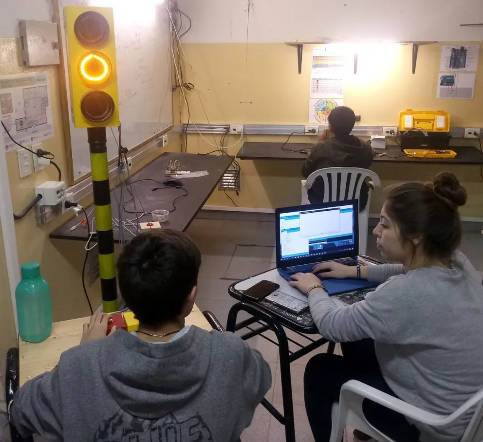 Estudiantes de Pilcaniyeu desarrollaron un semáforo educativo y un cargador portátil de celular