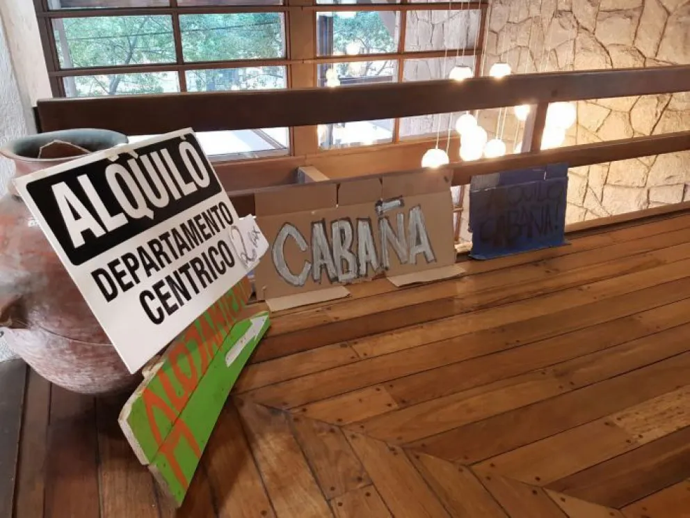 Carteles de alojamientos infraccionados por estar inhabilitados.