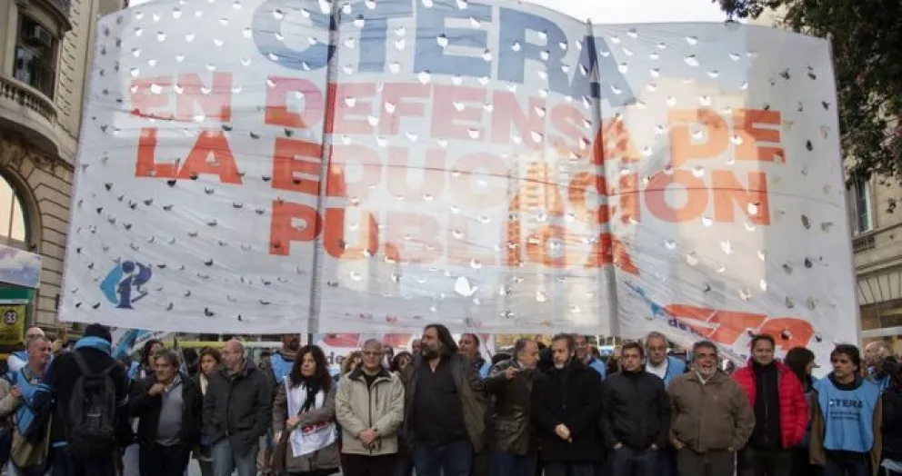 Convocan a un paro nacional docente tras la agresión a maestros en Chubut