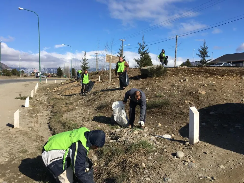 Voluntarios del Emaús colaboraron con una jornada de limpieza