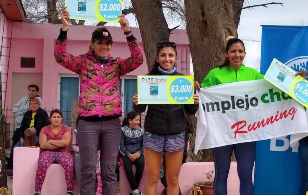 En el centro, Aldana Roa, ganadora en los 5 kilómetros.
