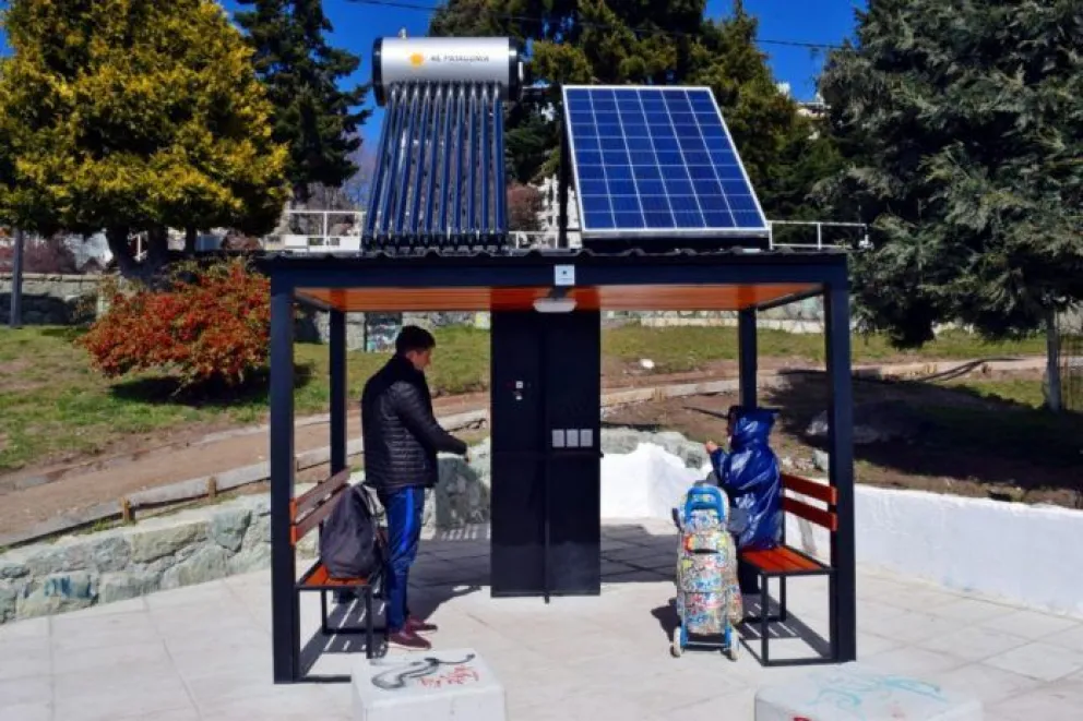 Se podrá cargar celulares en un refugio solar ubicado sobre la Costanera