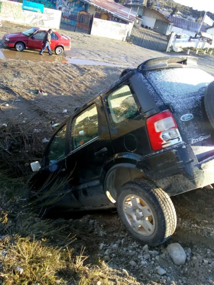 Volcó en una zanja y dejó la camioneta abandonada