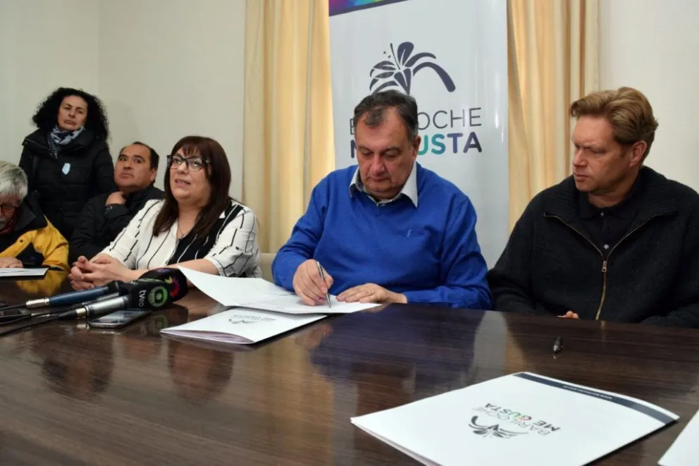 Firmaron el contrato para la obra de gas en Nahuel Hue, Malvinas y El Maitén