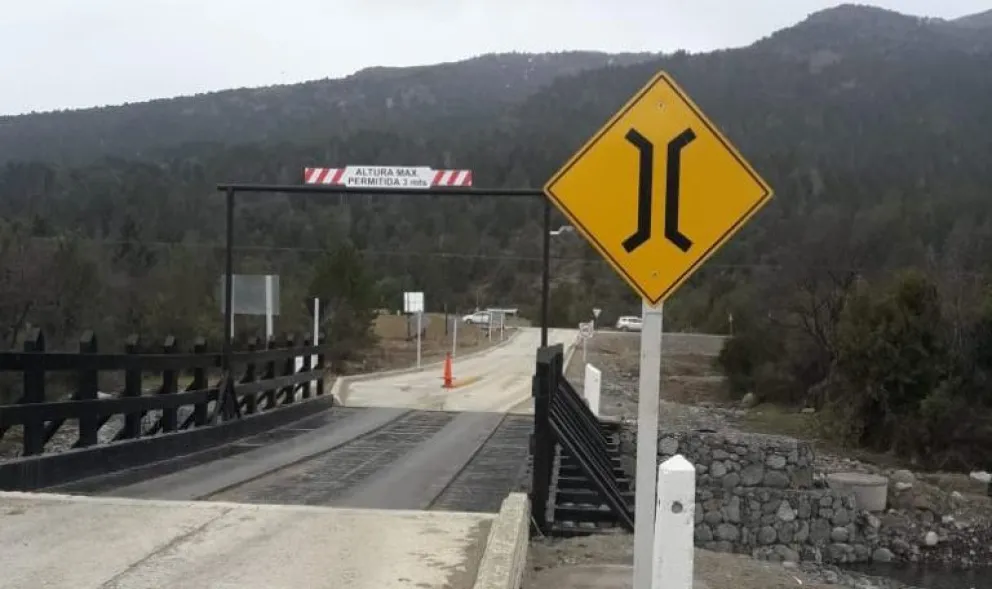 Después de su rotura, colocan un limitador de altura en el Puente Negro