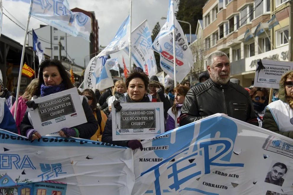 En Bariloche también marcharon por los docentes de Chubut