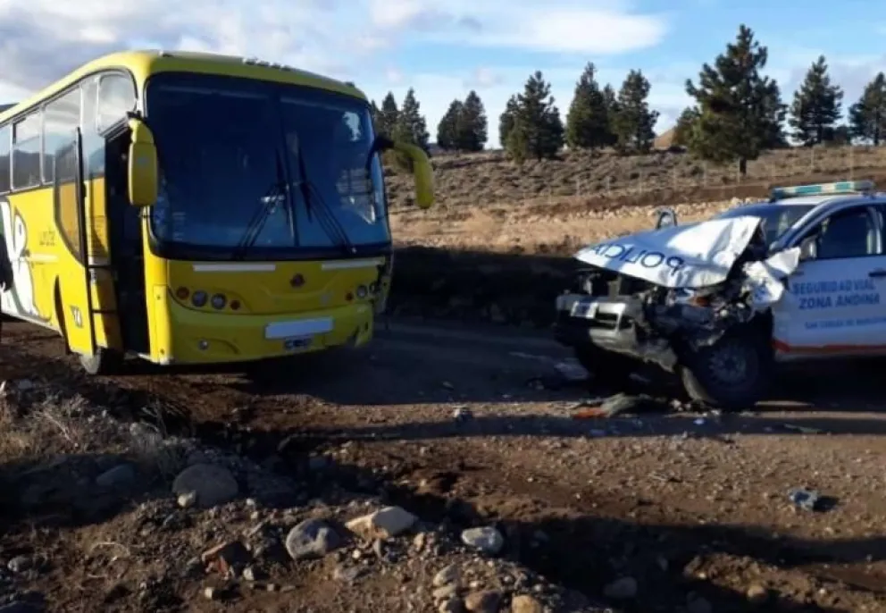 Un colectivo chocó contra un patrullero en la ruta 23