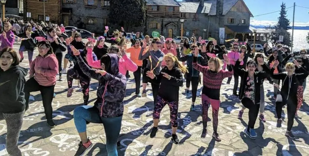 La primavera llegó a Bariloche con una divertida intervención urbana de zumba solidaria