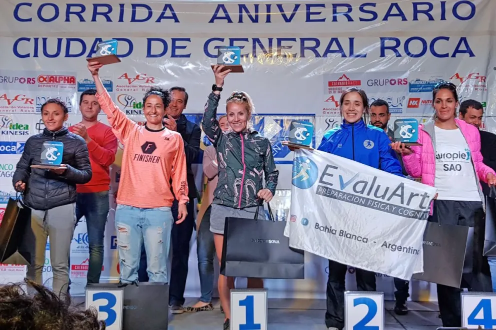 Aldana Roa, la primera de izquierda a derecha, quinta en los 10 kilómetros.