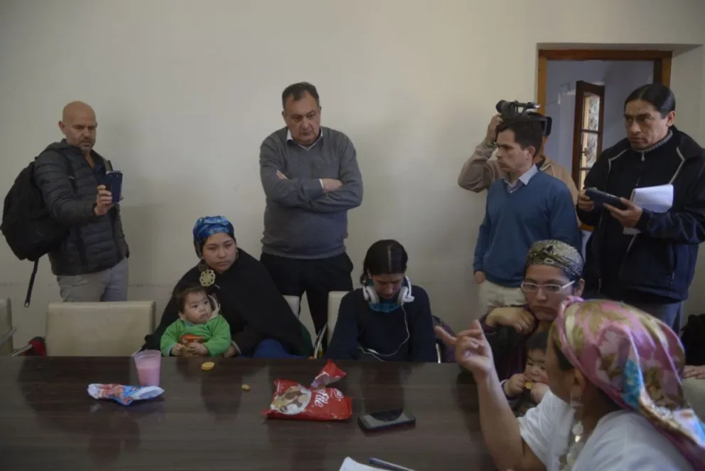 El intendente recibió a los mapuches que “ocuparon” la Municipalidad