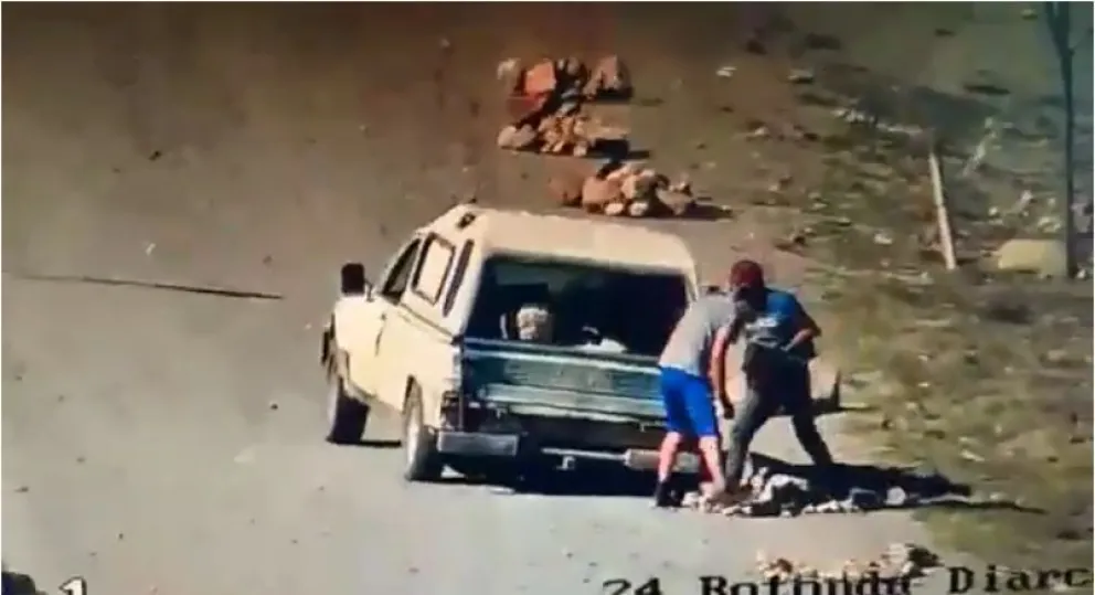 Amigos de lo ajeno: Robaron materiales del Paseo del Sur y quedaron filmados por las cámaras