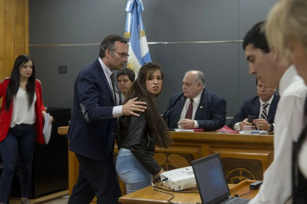 Romina Antrichipay se retiró de la sala en medio de insultos por parte de familiares de la víctima. 