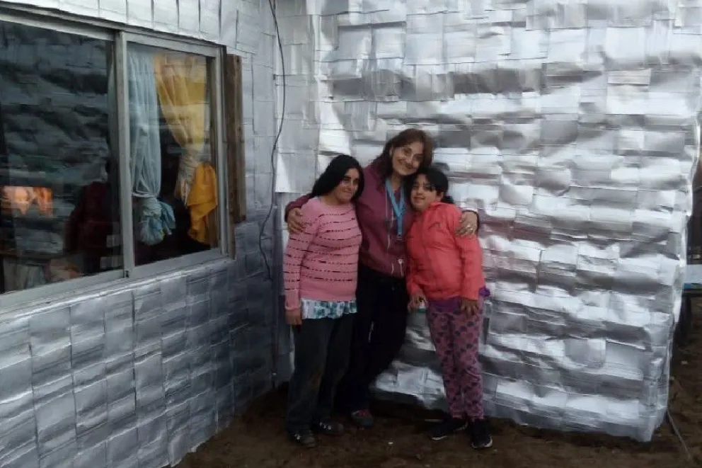Mujeres de Bariloche revisten sus viviendas con envases de tetra pack
