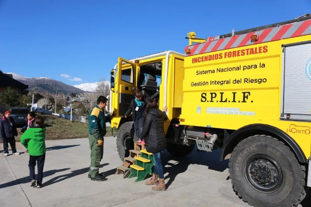 Niños participan de talleres para cuidar el entorno natural y prevenir incendios forestales