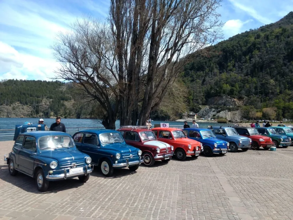 Los autos en suelo neuquino, antes de llegar a Bariloche.