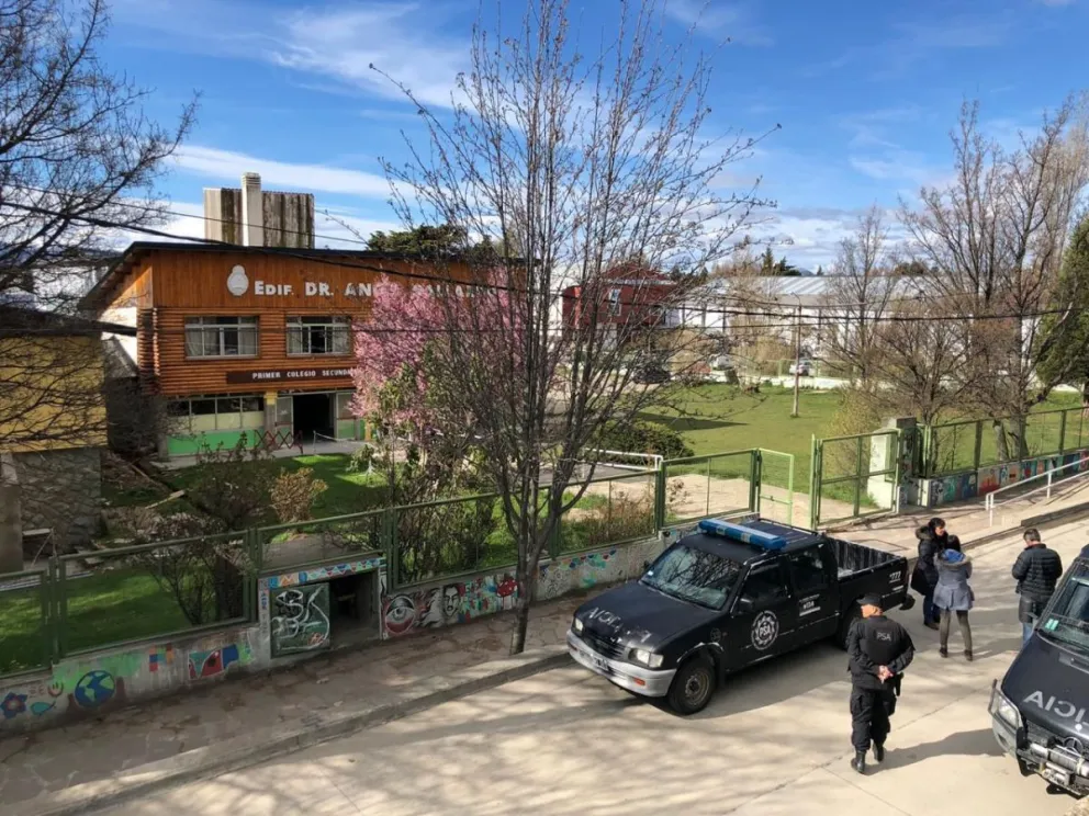 Amenaza de bomba en la escuela Ángel Gallardo. 