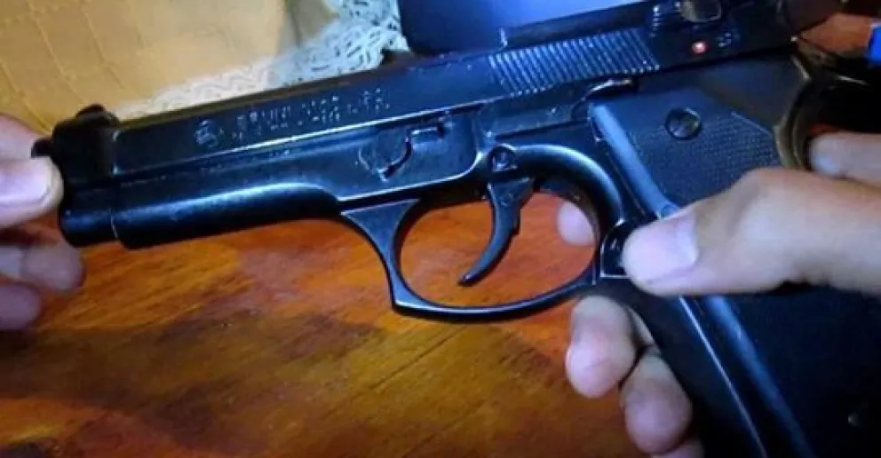 Le robó el arma reglamentaria a su expareja y realizó varios disparos