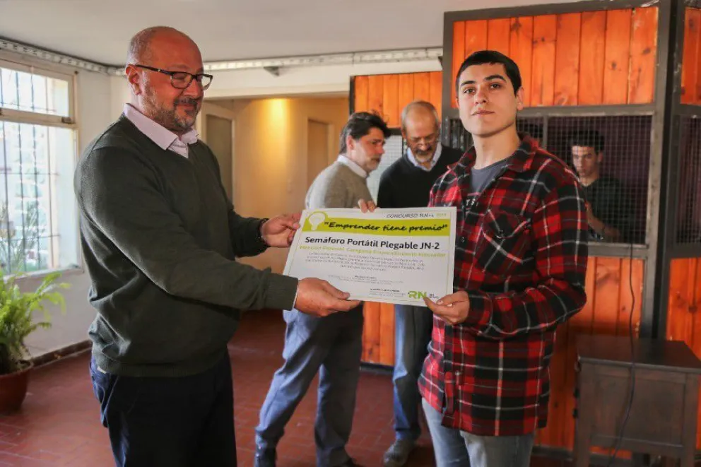 Distinguieron a estudiantes por el proyecto de un semáforo portátil