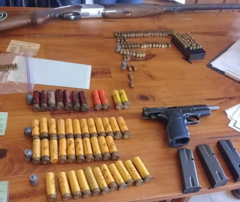 Tras allanamientos, secuestraron armas de fuego, municiones y vehículos robados