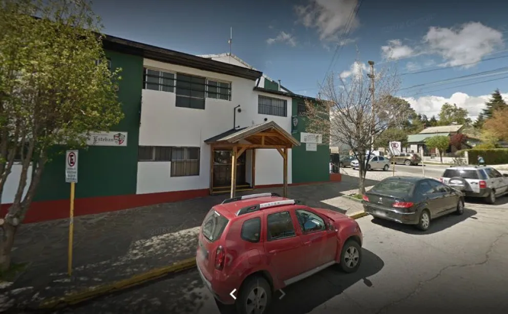 Un hombre se masturbaba afuera de un colegio