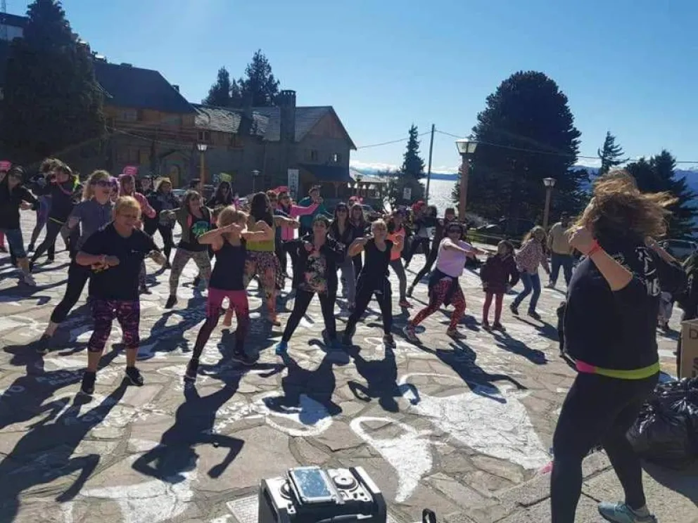 Una súper clase especial de zumba para concientizar sobre el cáncer de mama