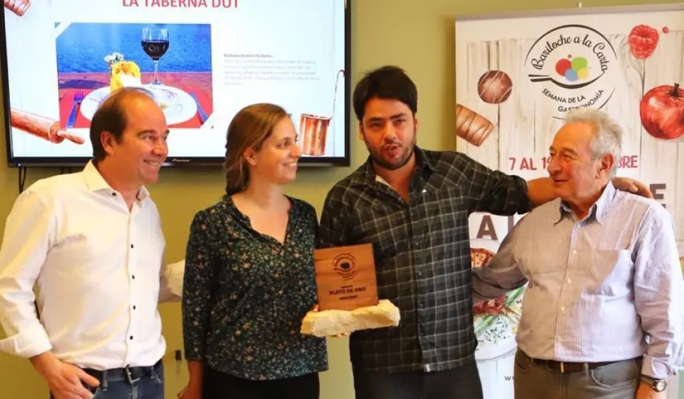 Chefs recibieron sus premios de Bariloche a la Carta y la Sociedad Rural lo recaudado en el cordero solidario