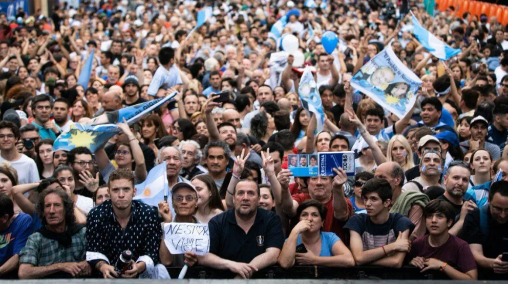 Miles de personas se movilizaron al búnker del Frente de Todos en la Ciudad de Buenos Aires.