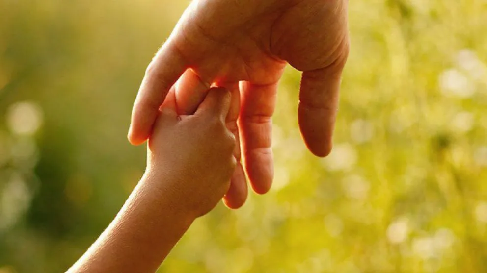 Buscan una familia para un niño de 4 años