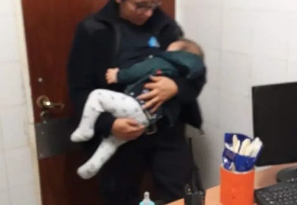 Una policía rionegrina amamantó a un bebé que había sido golpeado en un extraño rito religioso