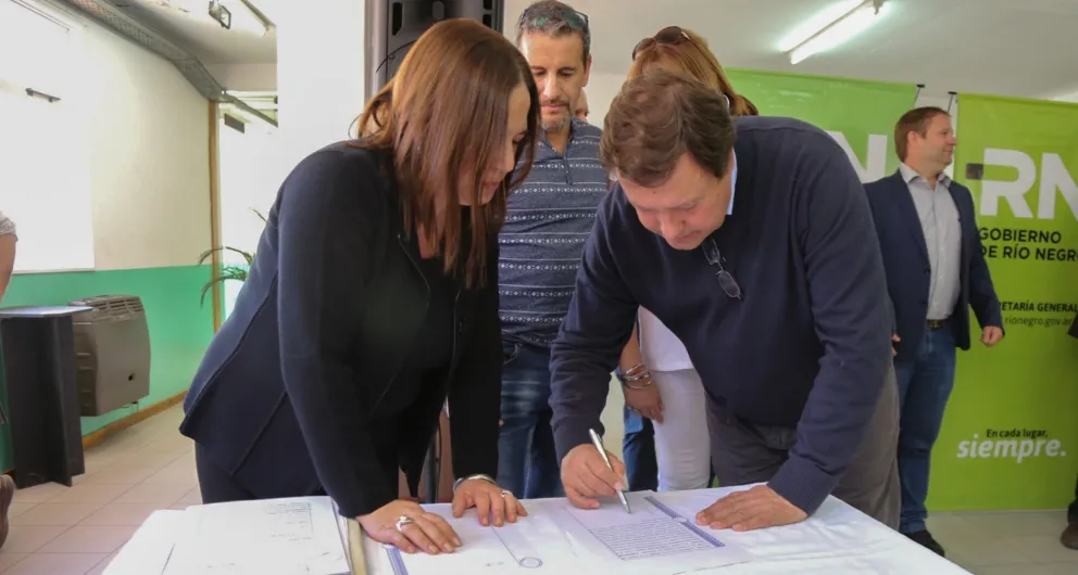 Entregaron escrituras y personerías jurídicas para vecinos de Bariloche
