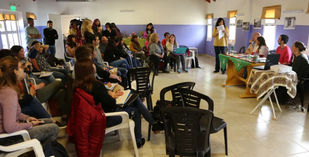 Trabajadores sociales de toda la provincia se reúnen para intercambiar experiencias en Bariloche