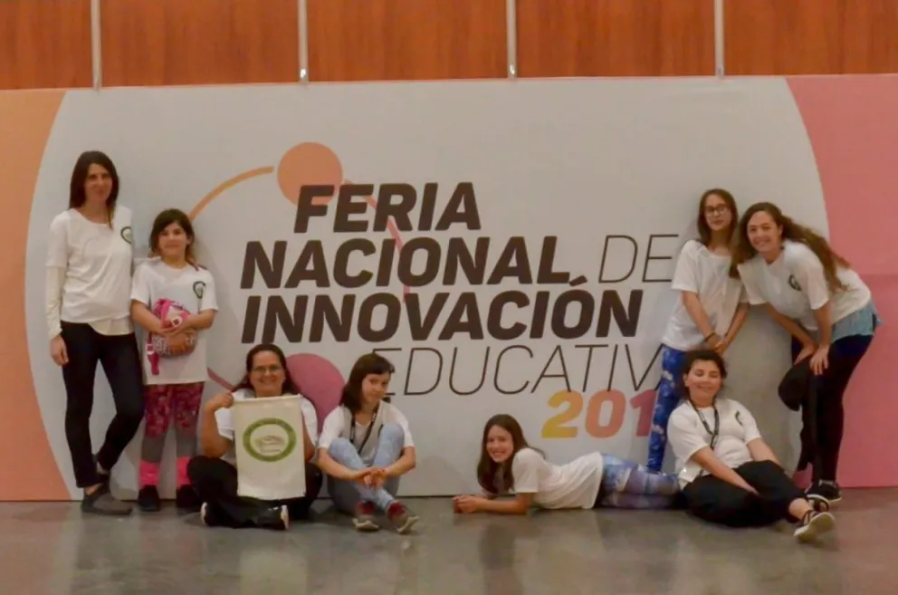 Cinco niñas de la escuela de Villa Los Coihues vivieron una experiencia inolvidable en la Feria Nacional de Innovación Educativa