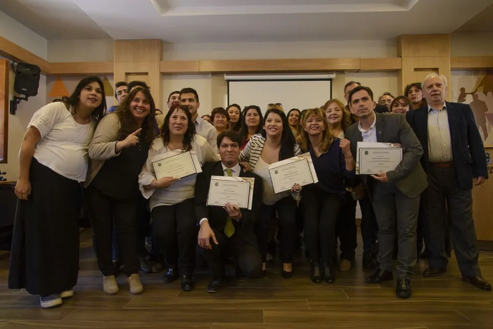 Las autoridades municipales electas recibieron su diploma