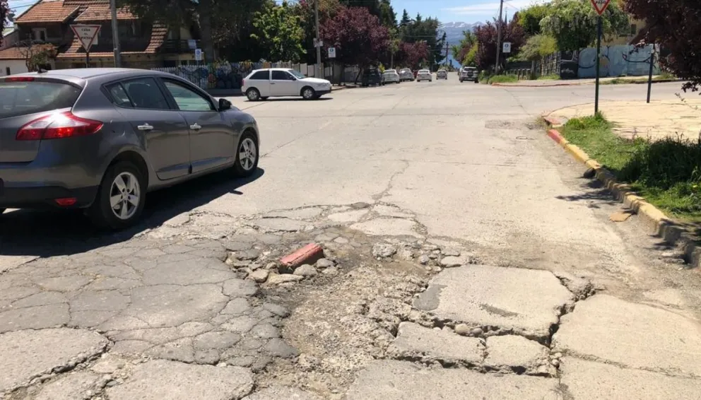 Caños rotos, calles rotas y los arreglos de Aguas Rionegrinas brillan por su ausencia