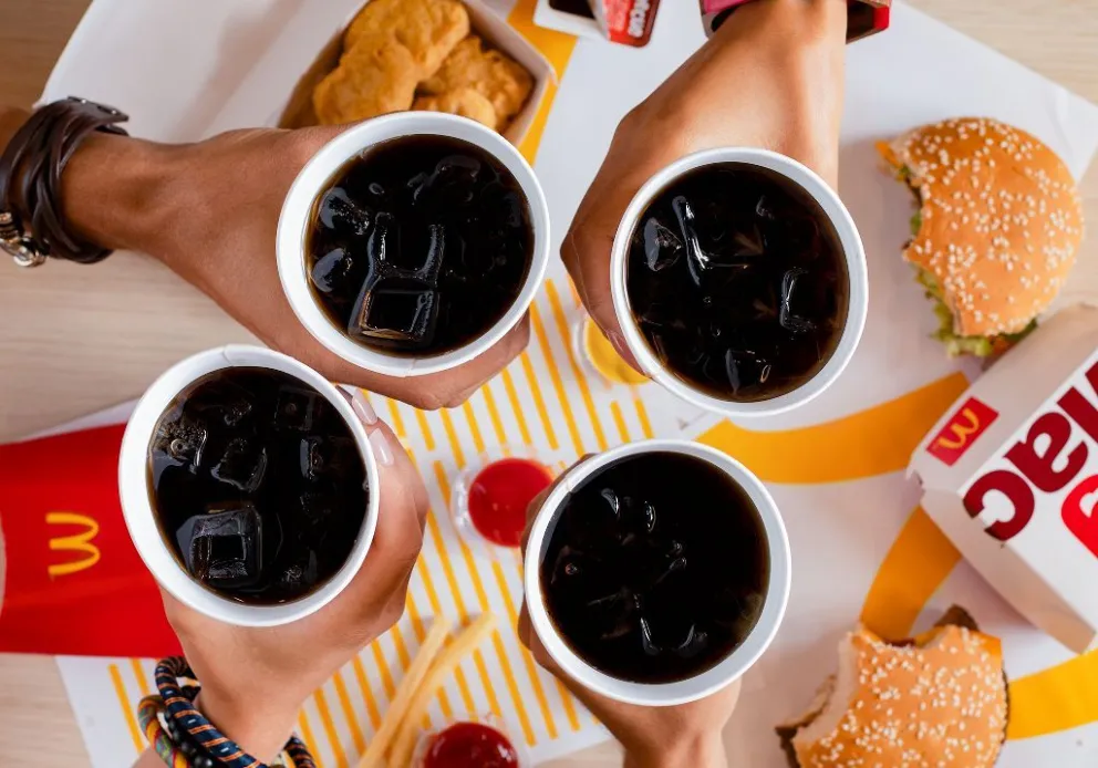 McDonald’s removió 200 toneladas de plástico en el último año y dejará de entregar sorbetes y tapas en sus locales