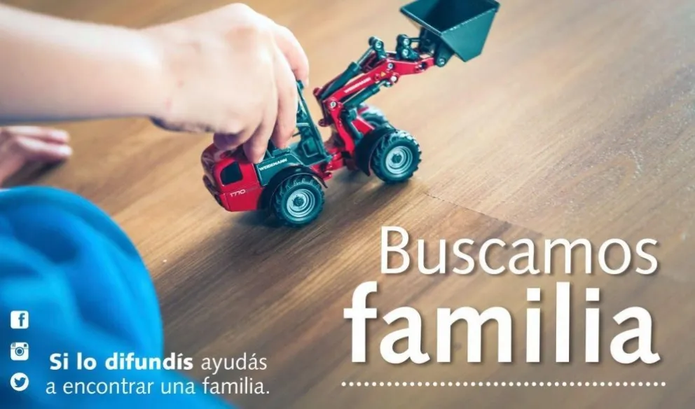 Un niño de 4 años busca una familia