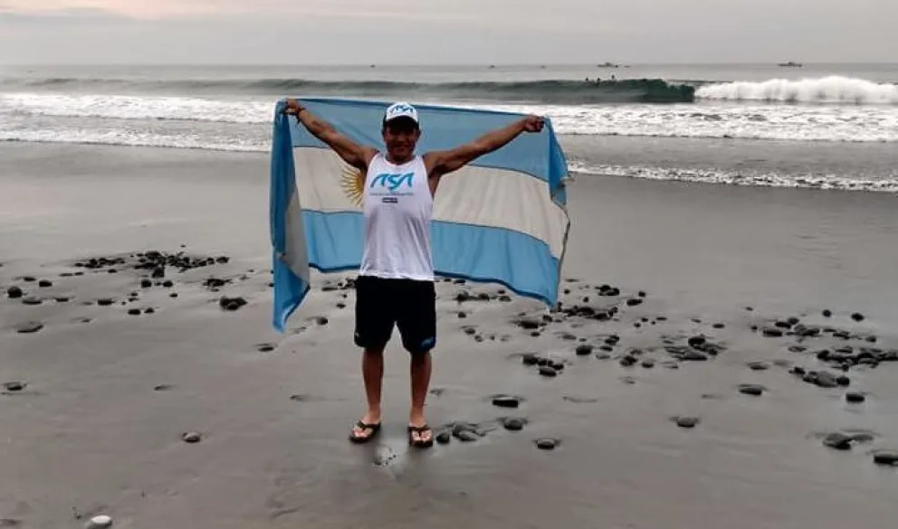 Almonacid y la bandera argentina. Juntos llegaron a la meta.