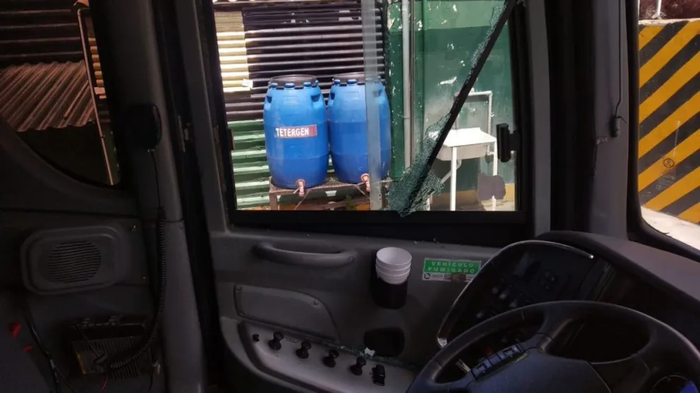Apedrearon un colectivo de larga distancia y lastimaron al chofer