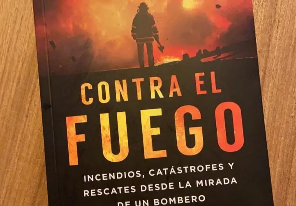 “Contra el Fuego”: Un bombero de Bariloche escribió un libro y lo presenta en Buenos Aires