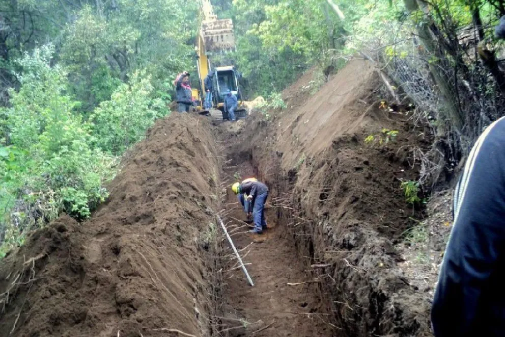 Comenzaron las obras para el agua potable en Wanguelen y Laguna El Trébol