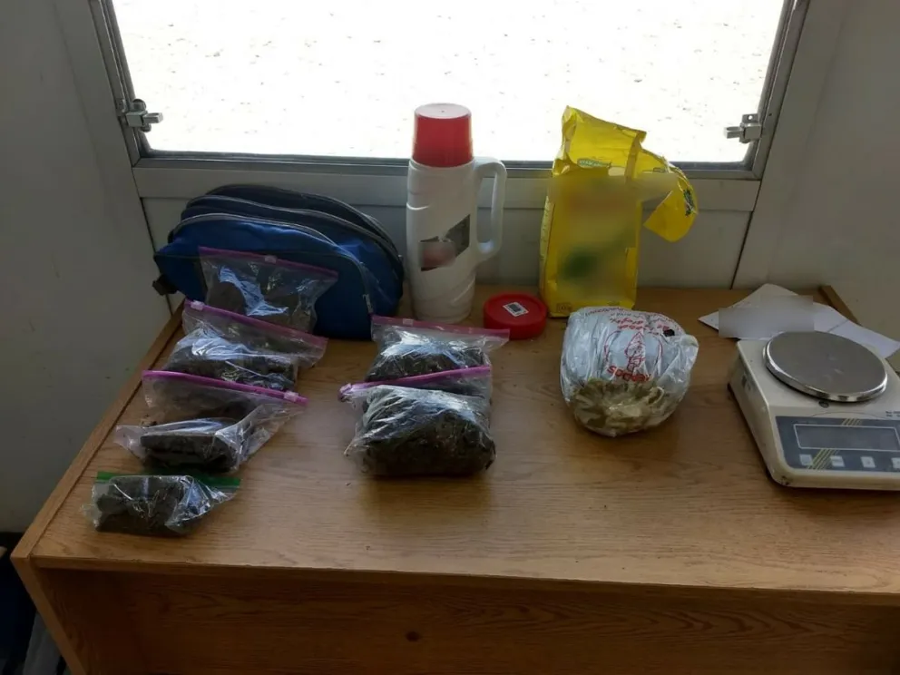 Venían a Bariloche con marihuana escondida en un termo y un paquete de yerba