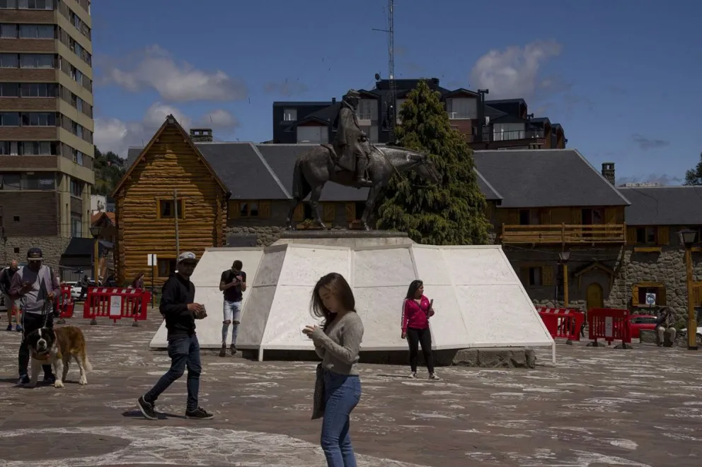 Navidad en Bariloche: Comenzaron a armar el árbol gigante del Centro Cívico